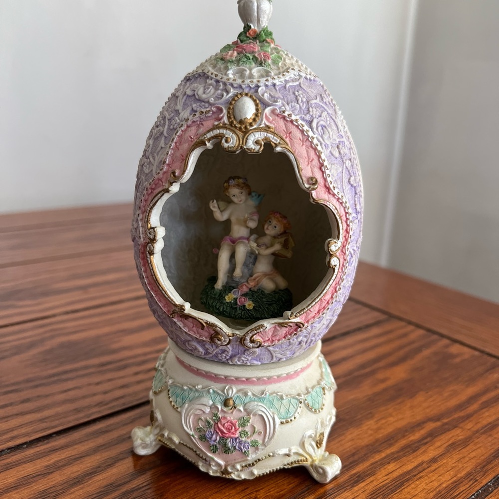 Egg shaped music box - plays The Entertainer!